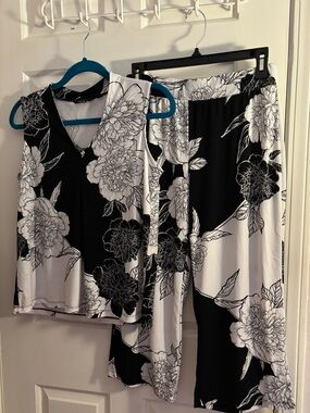 IMAN Black and White Floral V-Neck Set